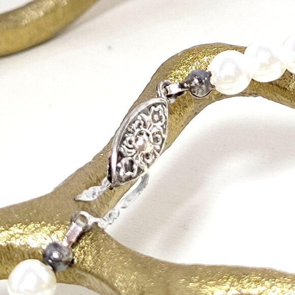 Vintage 16 Inch Faux Pearl Necklace With Ornate Clasp possibly silver. - Picture 7 of 12